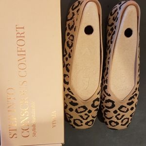 Vivaia women's leopard flats